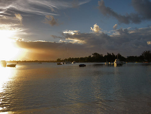 Strand mit Sonnenuntergang Fotos